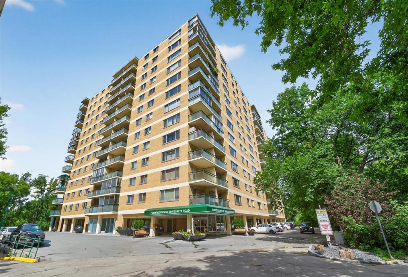 300 Roslyn, 2 Bedrooms Bedrooms, 6 Rooms Rooms,1 BathroomBathrooms,Condominium,For Sale,Roslyn