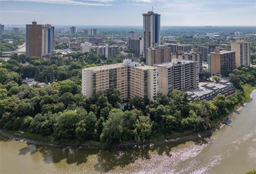 300 Roslyn, 2 Bedrooms Bedrooms, 6 Rooms Rooms,1 BathroomBathrooms,Condominium,For Sale,Roslyn