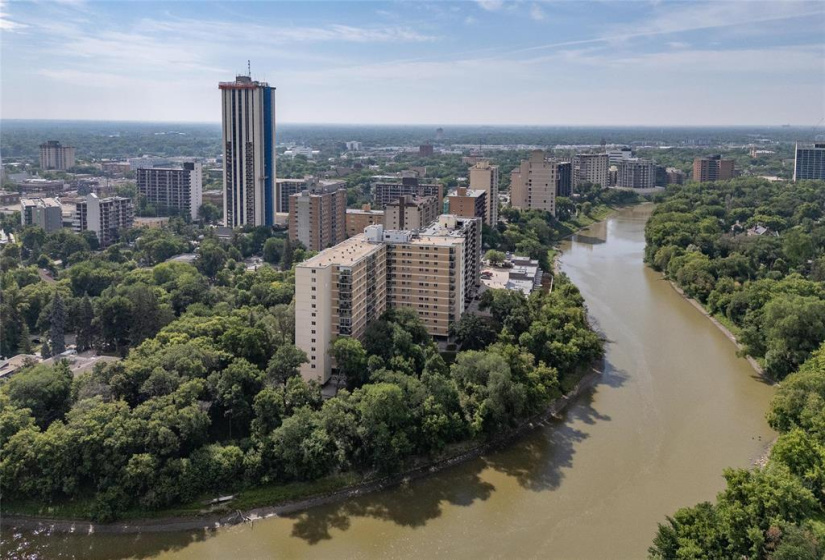 300 Roslyn, 2 Bedrooms Bedrooms, 6 Rooms Rooms,1 BathroomBathrooms,Condominium,For Sale,Roslyn