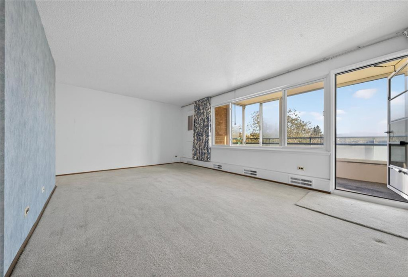300 Roslyn, 2 Bedrooms Bedrooms, 6 Rooms Rooms,1 BathroomBathrooms,Condominium,For Sale,Roslyn