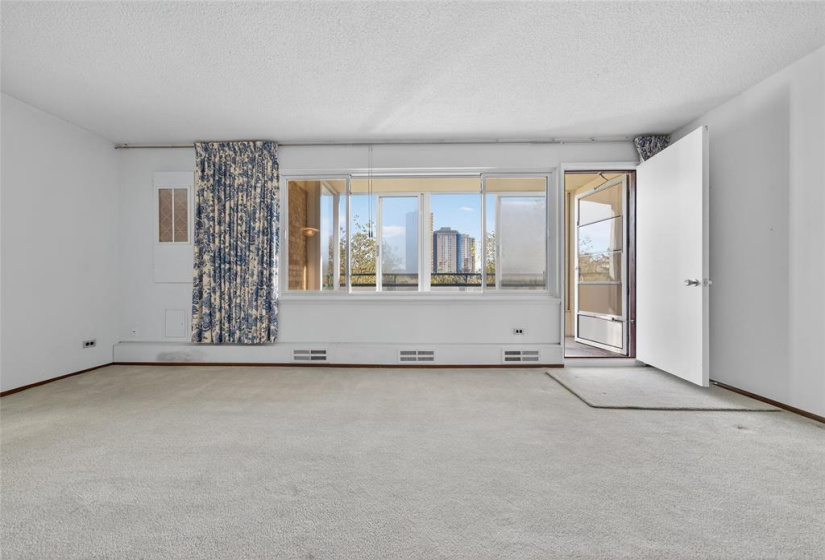 300 Roslyn, 2 Bedrooms Bedrooms, 6 Rooms Rooms,1 BathroomBathrooms,Condominium,For Sale,Roslyn