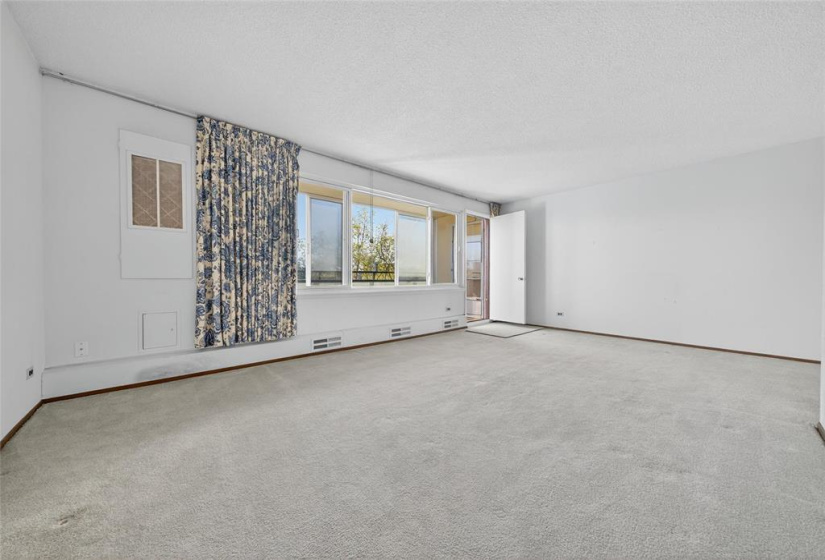 300 Roslyn, 2 Bedrooms Bedrooms, 6 Rooms Rooms,1 BathroomBathrooms,Condominium,For Sale,Roslyn