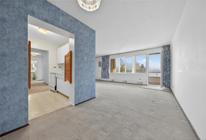300 Roslyn, 2 Bedrooms Bedrooms, 6 Rooms Rooms,1 BathroomBathrooms,Condominium,For Sale,Roslyn