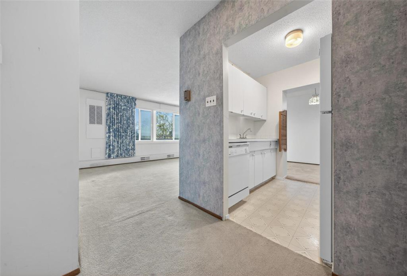 300 Roslyn, 2 Bedrooms Bedrooms, 6 Rooms Rooms,1 BathroomBathrooms,Condominium,For Sale,Roslyn