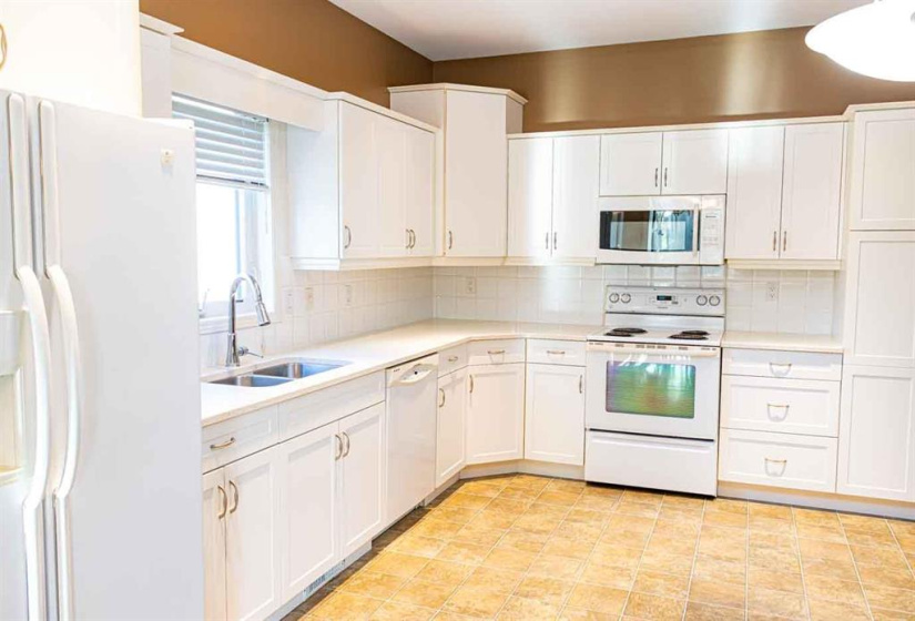 100 Royal Mint, 2 Bedrooms Bedrooms, 11 Rooms Rooms,3 BathroomsBathrooms,Condominium,For Sale,Royal Mint