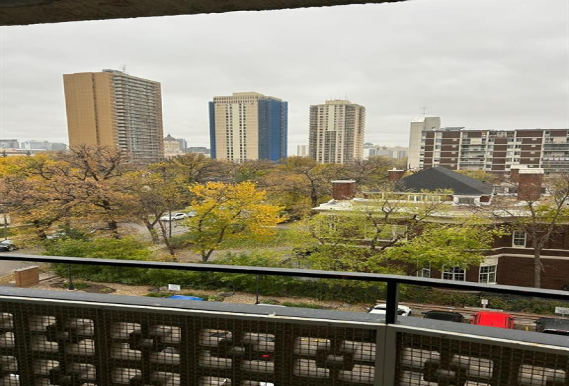 230 Roslyn, 3 Rooms Rooms,1 BathroomBathrooms,Condominium,For Sale,Roslyn