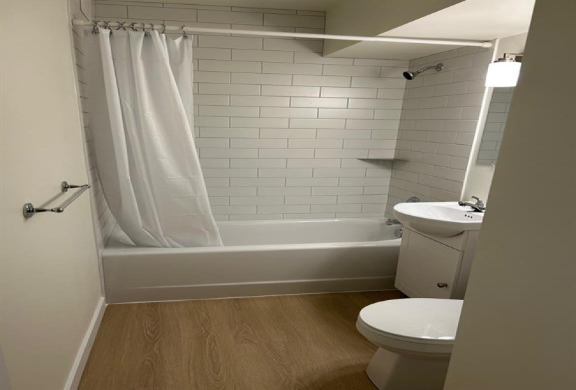 230 Roslyn, 3 Rooms Rooms,1 BathroomBathrooms,Condominium,For Sale,Roslyn