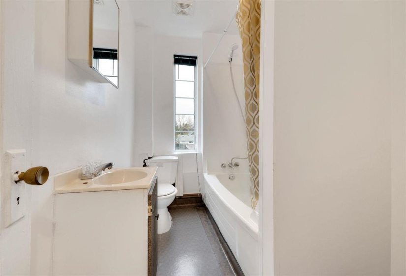 Upper level 4pc bath
