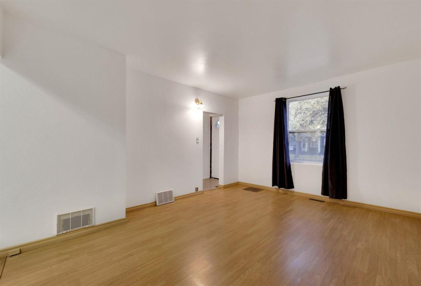 688 Redwood, 2 Bedrooms Bedrooms, 7 Rooms Rooms,1 BathroomBathrooms,Residential,For Sale,Redwood
