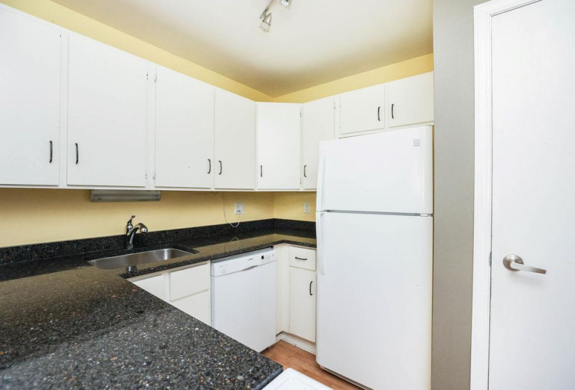 3040 Pembina, 2 Bedrooms Bedrooms, 7 Rooms Rooms,1 BathroomBathrooms,Condominium,For Sale,Pembina