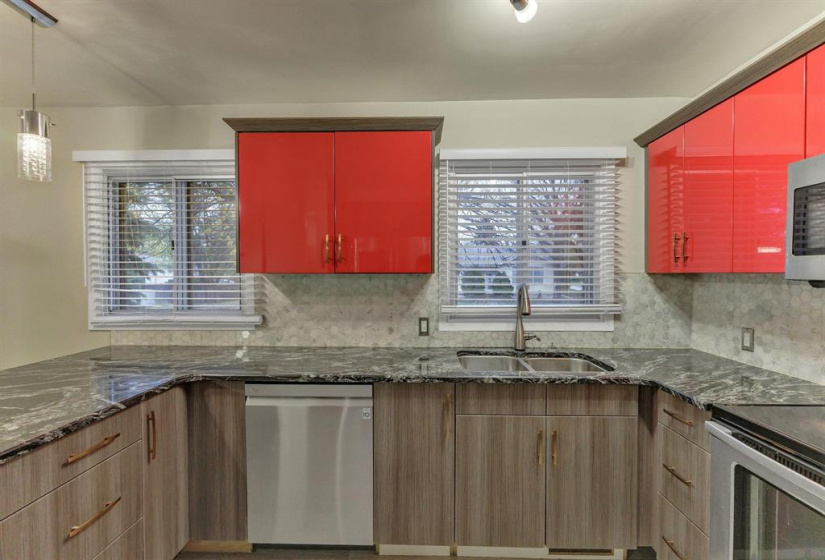 734 School, 5 Bedrooms Bedrooms, 11 Rooms Rooms,2 BathroomsBathrooms,Residential,For Sale,School