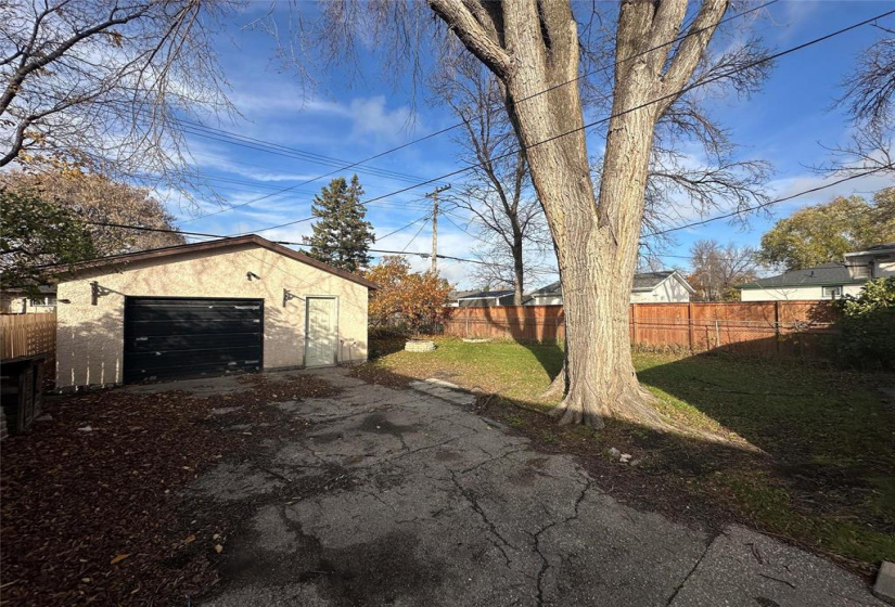 SINGLE OVER SIZE GARAGE WITH WORKSHOP & 220V