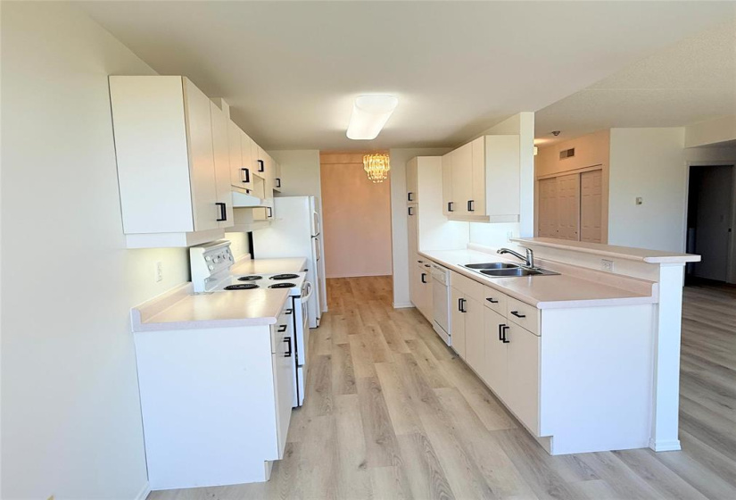 895 Wilkes, 2 Bedrooms Bedrooms, 8 Rooms Rooms,2 BathroomsBathrooms,Condominium,For Sale,Wilkes