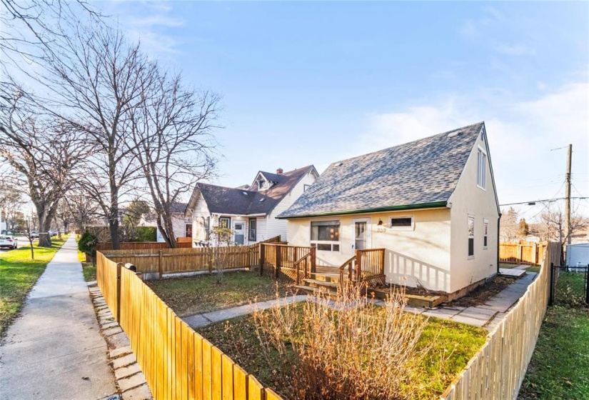 727 Weatherdon, 3 Bedrooms Bedrooms, 7 Rooms Rooms,1 BathroomBathrooms,Residential,For Sale,Weatherdon