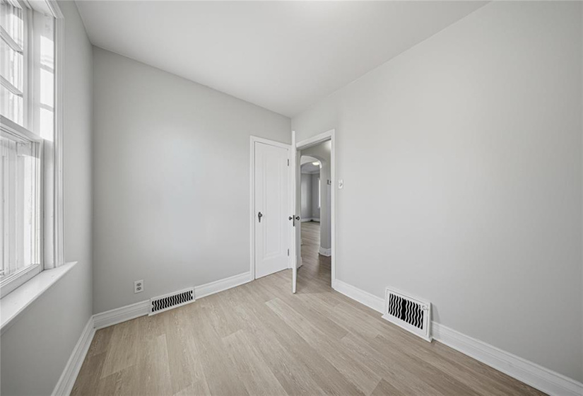 966 Minto, 4 Bedrooms Bedrooms, 11 Rooms Rooms,1 BathroomBathrooms,Residential,For Sale,Minto