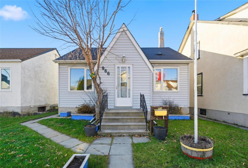 966 Minto, 4 Bedrooms Bedrooms, 11 Rooms Rooms,1 BathroomBathrooms,Residential,For Sale,Minto