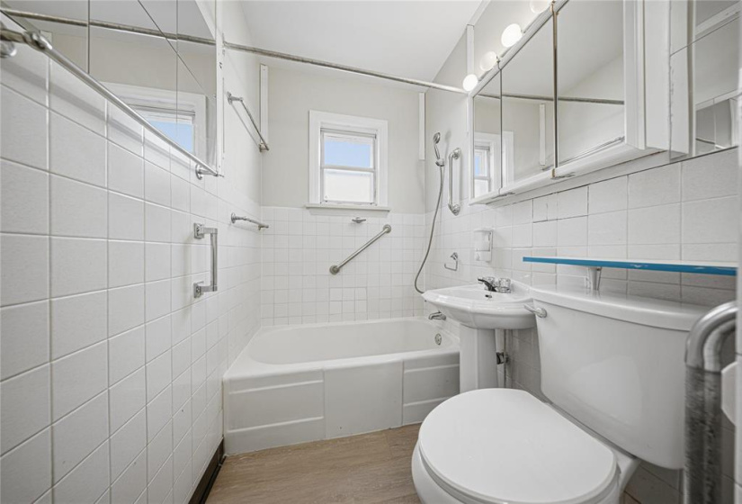 966 Minto, 4 Bedrooms Bedrooms, 11 Rooms Rooms,1 BathroomBathrooms,Residential,For Sale,Minto