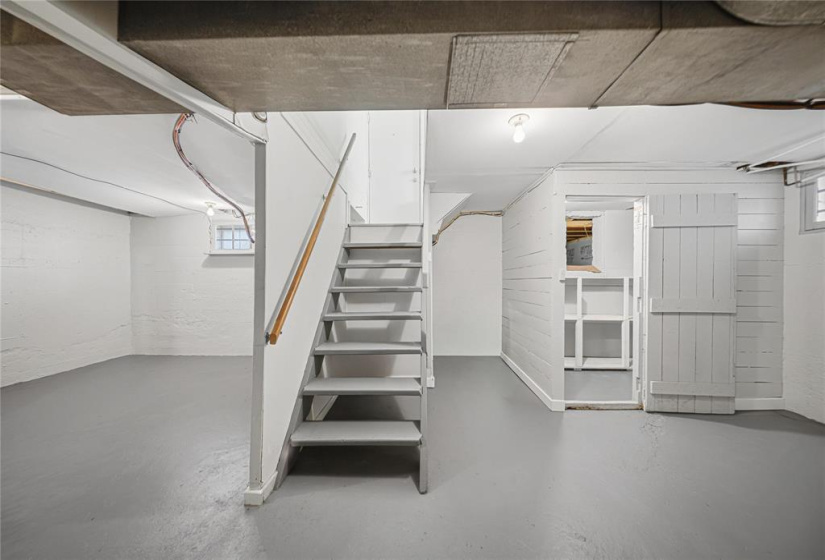 966 Minto, 4 Bedrooms Bedrooms, 11 Rooms Rooms,1 BathroomBathrooms,Residential,For Sale,Minto