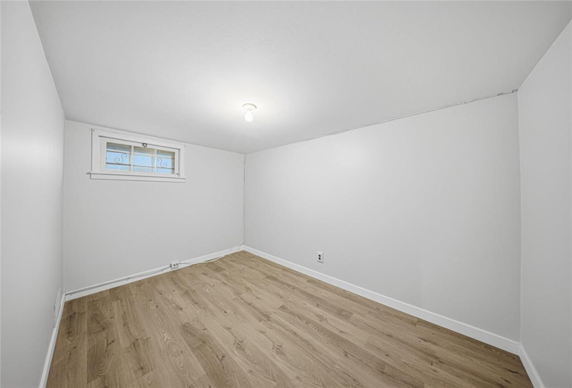 966 Minto, 4 Bedrooms Bedrooms, 11 Rooms Rooms,1 BathroomBathrooms,Residential,For Sale,Minto