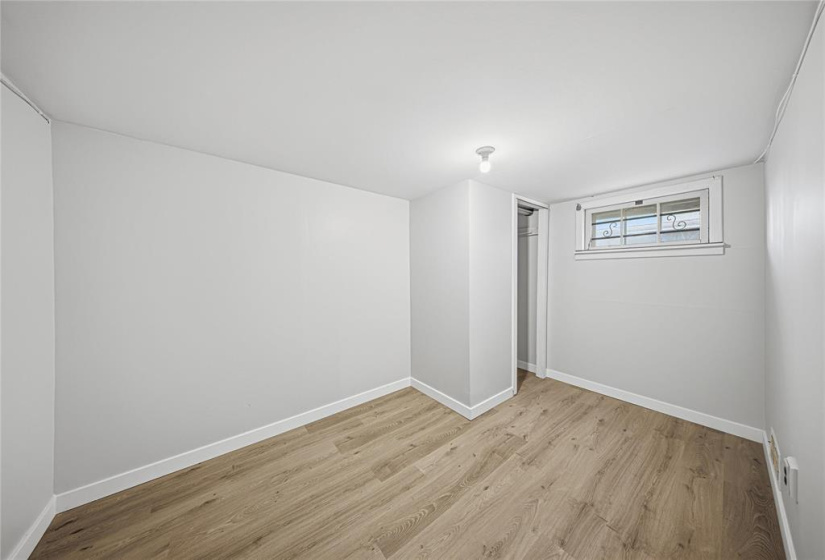 966 Minto, 4 Bedrooms Bedrooms, 11 Rooms Rooms,1 BathroomBathrooms,Residential,For Sale,Minto