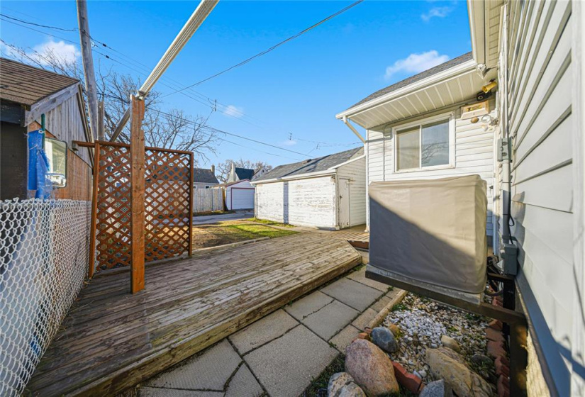 966 Minto, 4 Bedrooms Bedrooms, 11 Rooms Rooms,1 BathroomBathrooms,Residential,For Sale,Minto