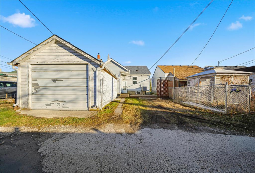 966 Minto, 4 Bedrooms Bedrooms, 11 Rooms Rooms,1 BathroomBathrooms,Residential,For Sale,Minto