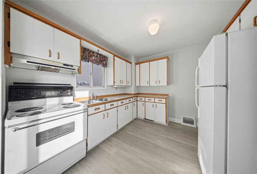 966 Minto, 4 Bedrooms Bedrooms, 11 Rooms Rooms,1 BathroomBathrooms,Residential,For Sale,Minto