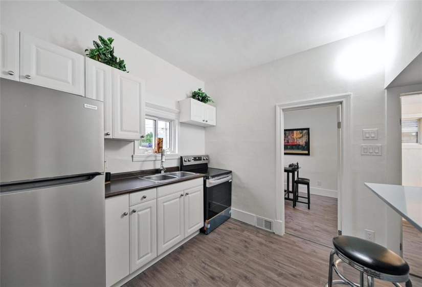 576 Kylemore, 3 Bedrooms Bedrooms, 7 Rooms Rooms,1 BathroomBathrooms,Residential,For Sale,Kylemore