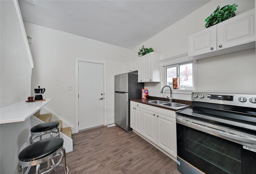 576 Kylemore, 3 Bedrooms Bedrooms, 7 Rooms Rooms,1 BathroomBathrooms,Residential,For Sale,Kylemore