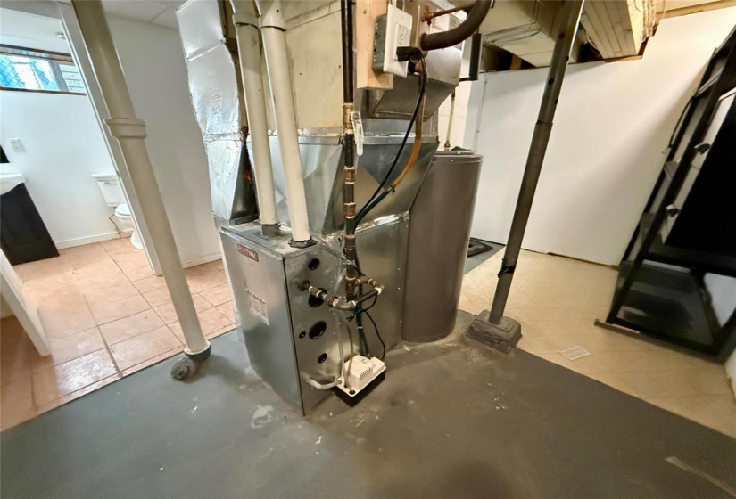 1247 Redwood, 2 Bedrooms Bedrooms, 9 Rooms Rooms,1 BathroomBathrooms,Residential,For Sale,Redwood