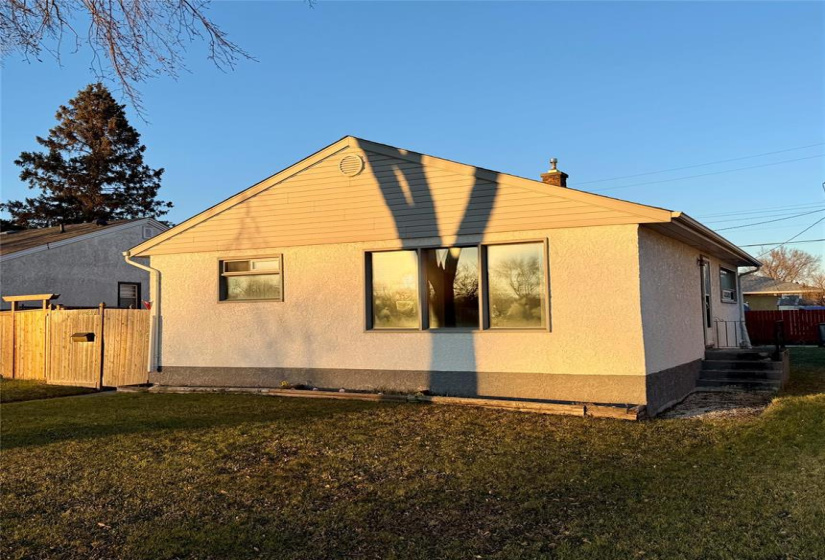 1247 Redwood, 2 Bedrooms Bedrooms, 9 Rooms Rooms,1 BathroomBathrooms,Residential,For Sale,Redwood