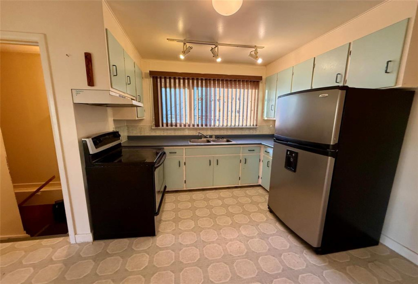 1247 Redwood, 2 Bedrooms Bedrooms, 9 Rooms Rooms,1 BathroomBathrooms,Residential,For Sale,Redwood