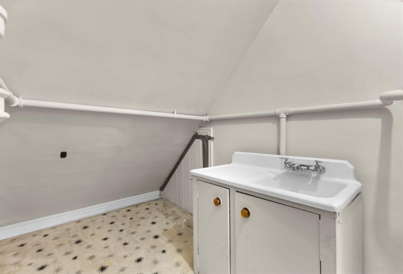 517 St John's, 3 Bedrooms Bedrooms, 10 Rooms Rooms,1 BathroomBathrooms,Residential,For Sale,St John's