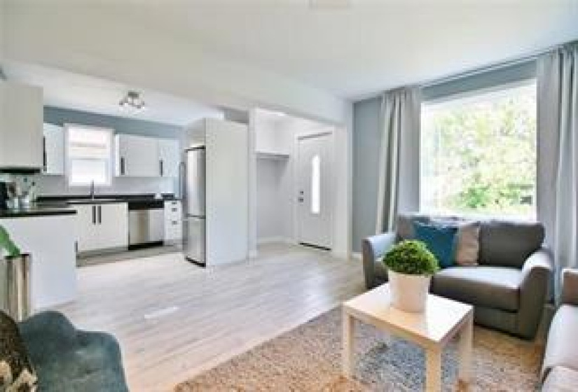 320 Inglewood, 5 Bedrooms Bedrooms, 12 Rooms Rooms,2 BathroomsBathrooms,Residential,For Sale,Inglewood