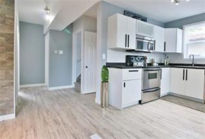 320 Inglewood, 5 Bedrooms Bedrooms, 12 Rooms Rooms,2 BathroomsBathrooms,Residential,For Sale,Inglewood