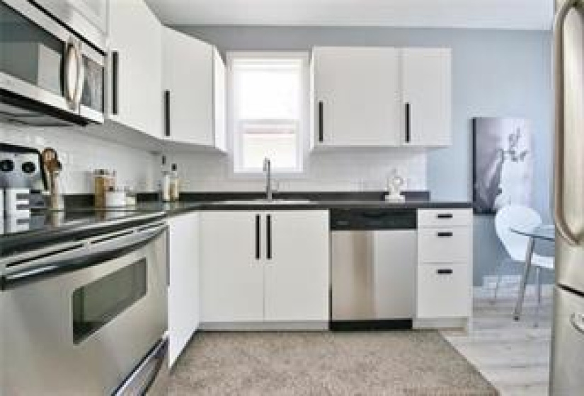 320 Inglewood, 5 Bedrooms Bedrooms, 12 Rooms Rooms,2 BathroomsBathrooms,Residential,For Sale,Inglewood