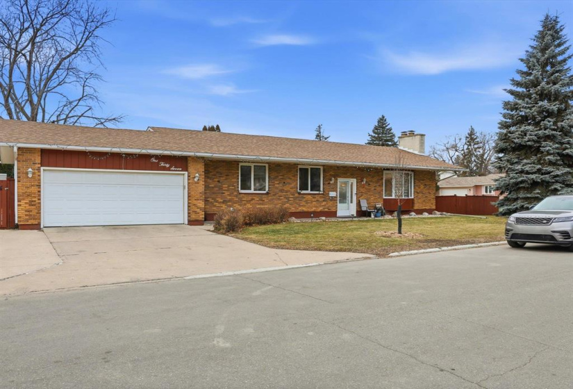 137 Linacre, 5 Bedrooms Bedrooms, 11 Rooms Rooms,3 BathroomsBathrooms,Residential,For Sale,Linacre