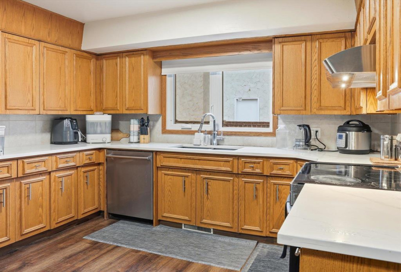 137 Linacre, 5 Bedrooms Bedrooms, 11 Rooms Rooms,3 BathroomsBathrooms,Residential,For Sale,Linacre