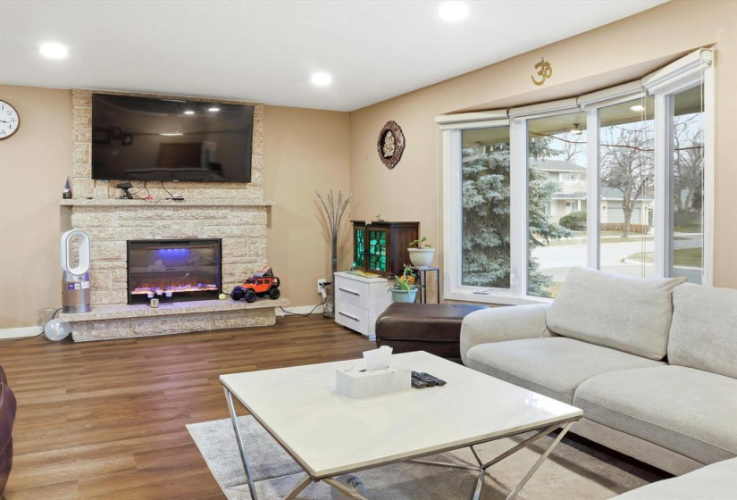 137 Linacre, 5 Bedrooms Bedrooms, 11 Rooms Rooms,3 BathroomsBathrooms,Residential,For Sale,Linacre