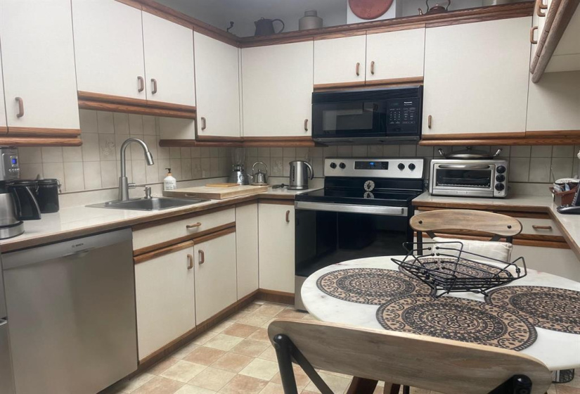 3281 Pembina, 2 Bedrooms Bedrooms, 7 Rooms Rooms,2 BathroomsBathrooms,Condominium,For Sale,Pembina