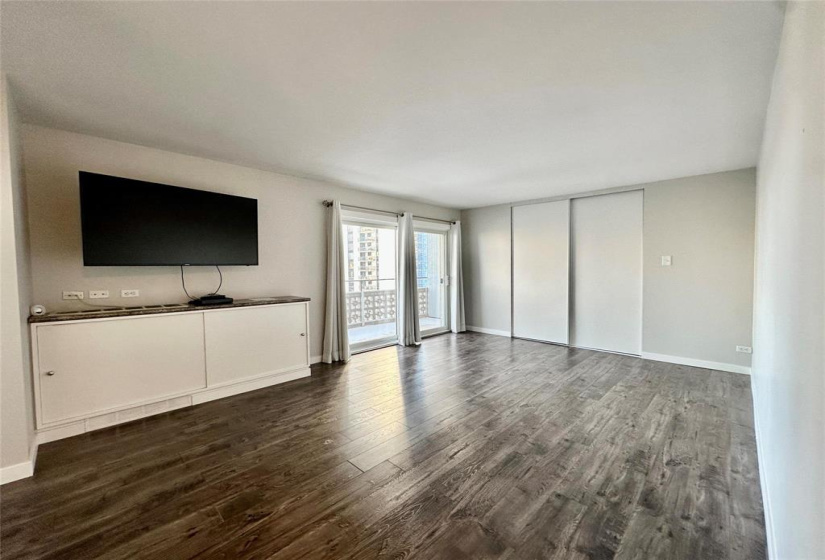 230 Roslyn, 3 Rooms Rooms,1 BathroomBathrooms,Condominium,For Sale,Roslyn