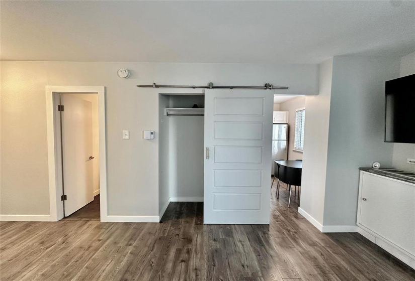 230 Roslyn, 3 Rooms Rooms,1 BathroomBathrooms,Condominium,For Sale,Roslyn