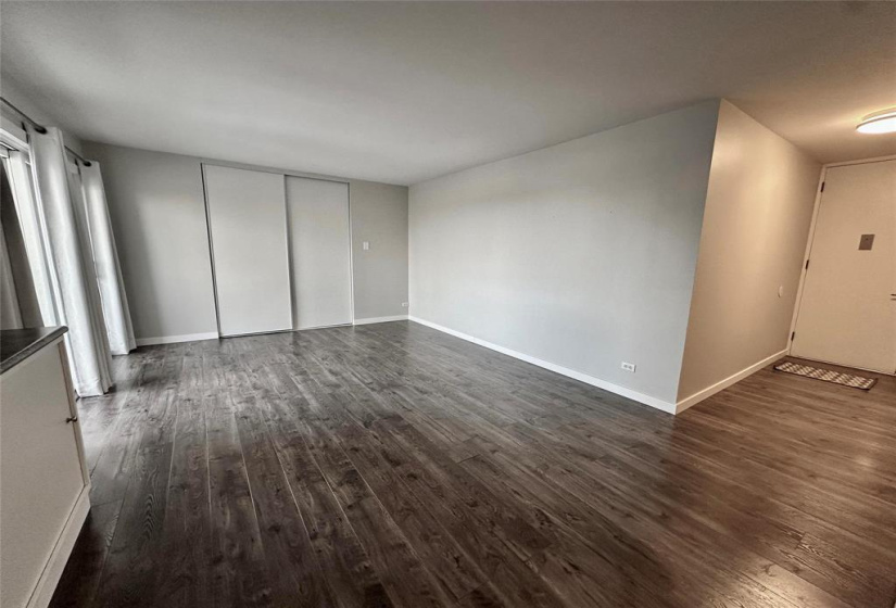 230 Roslyn, 3 Rooms Rooms,1 BathroomBathrooms,Condominium,For Sale,Roslyn