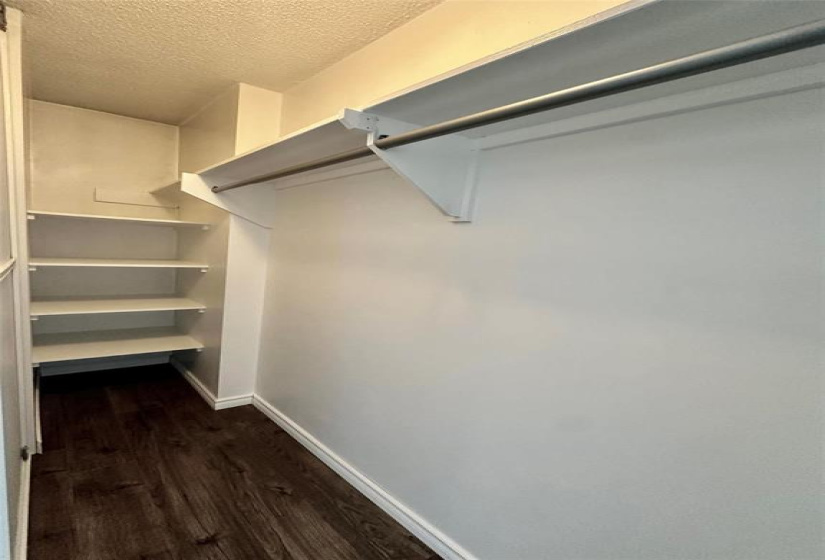 230 Roslyn, 3 Rooms Rooms,1 BathroomBathrooms,Condominium,For Sale,Roslyn