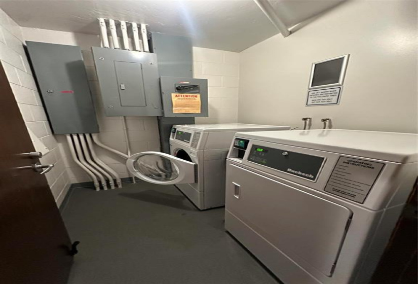 230 Roslyn, 3 Rooms Rooms,1 BathroomBathrooms,Condominium,For Sale,Roslyn