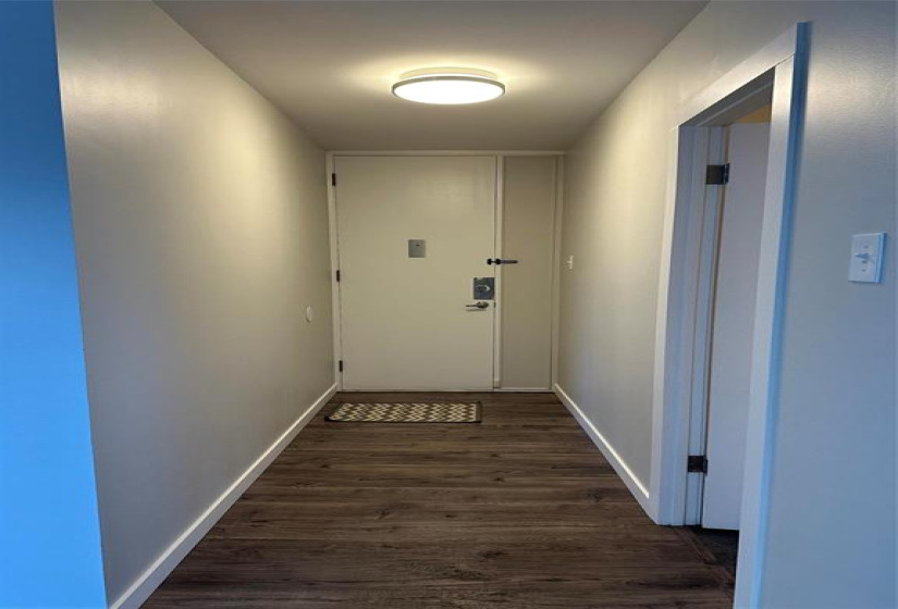 230 Roslyn, 3 Rooms Rooms,1 BathroomBathrooms,Condominium,For Sale,Roslyn