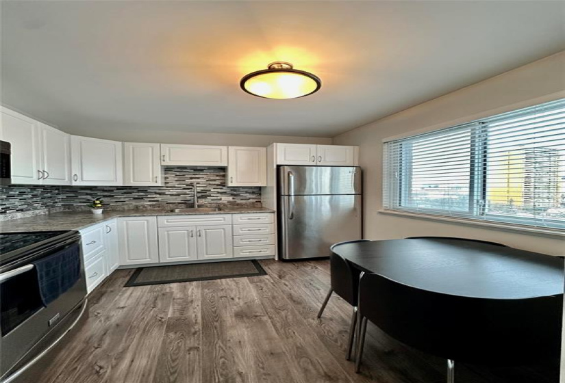 230 Roslyn, 3 Rooms Rooms,1 BathroomBathrooms,Condominium,For Sale,Roslyn