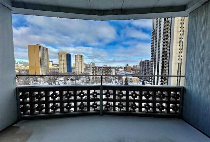 230 Roslyn, 3 Rooms Rooms,1 BathroomBathrooms,Condominium,For Sale,Roslyn