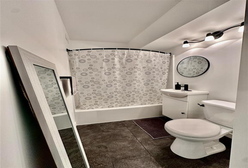 230 Roslyn, 3 Rooms Rooms,1 BathroomBathrooms,Condominium,For Sale,Roslyn