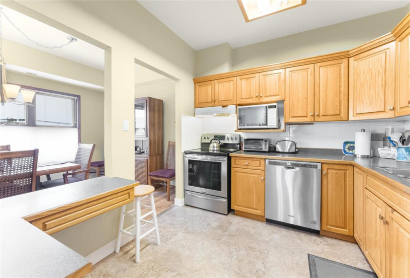 Oak kitchen with plenty of cabinet space